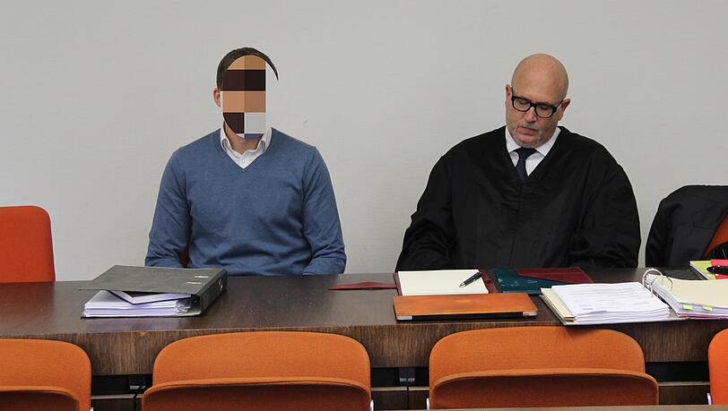 Der Geschäftsmann Konstantin V. (l., mit Anwalt Alexander Schmidtgall) soll seine Lebensgefährtin erdrosselt und ihre Leiche verbrannt haben. Der Geschäftsmann Konstantin V. (l., mit Anwalt Alexander Schmidtgall) soll seine Lebensgefährtin erdrosselt und ihre Leiche verbrannt haben.
