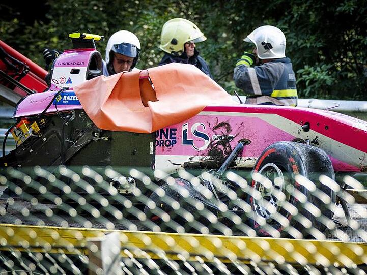 Das Wrack des Rennwagens von Anthoine Hubert nach dem schweren Unfall.