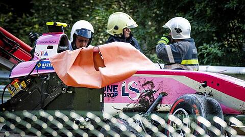 Das Wrack des Rennwagens von Anthoine Hubert nach dem schweren Unfall.