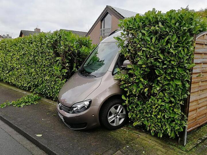 Rückwärts in die Hecke: Ungewöhnlicher Einsatz für die Feuerwehr in Ahlen nach einem missgückten Fahrmanöver einer Frau.