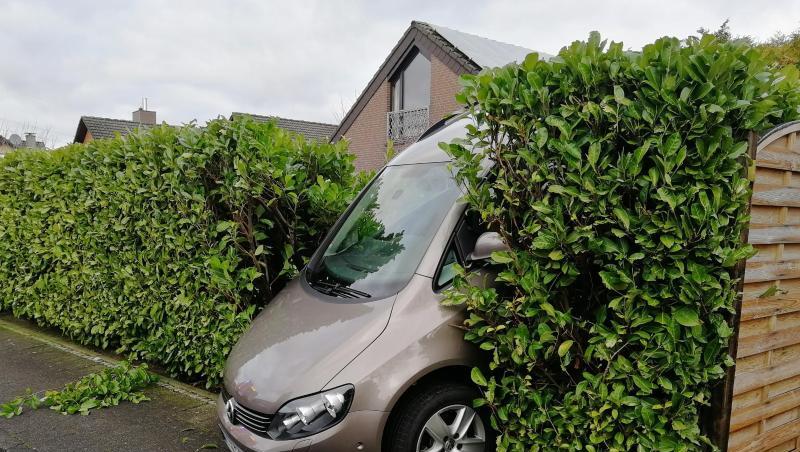 Rückwärts in die Hecke: Ungewöhnlicher Einsatz für die Feuerwehr in Ahlen nach einem missgückten Fahrmanöver einer Frau. Rückwärts in die Hecke: Ungewöhnlicher Einsatz für die Feuerwehr in Ahlen nach einem missgückten Fahrmanöver einer Frau.