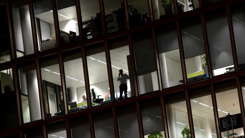 Ein Mann steht am Fenster eines Bürohauses und telefoniert. Foto: Roland Holschneider/Archivbild Ein Mann steht am Fenster eines Bürohauses und telefoniert. Foto: Roland Holschneider/Archivbild