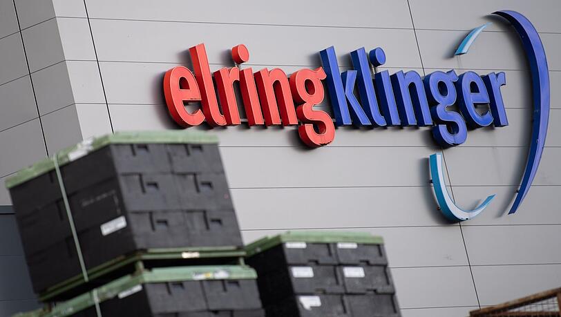 "ElringKlinger" steht auf einer Wand auf dem Gelände des Autozulieferers.