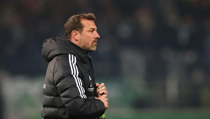 Der Nürnberger Trainer Markus Weinzierl steht am Spielfeldrand.