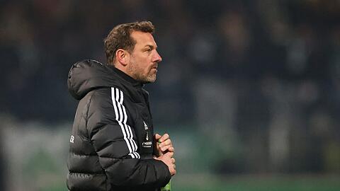 Der Nürnberger Trainer Markus Weinzierl steht am Spielfeldrand.
