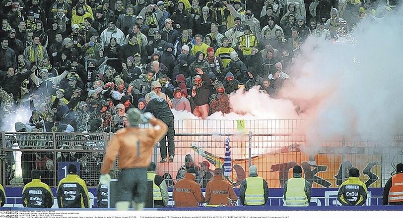Randale: Die gefürchteten Fans von Dynamo Dresden sorgen &ndash; wie hier in Karlsruhe im Jahre 2005 &ndash; immer wieder für Negativ-Schlagzeilen.