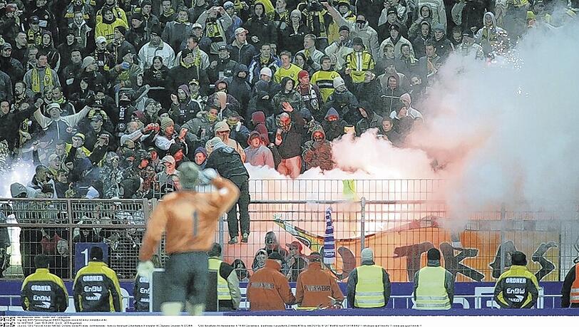 Randale: Die gefürchteten Fans von Dynamo Dresden sorgen – wie hier in Karlsruhe im Jahre 2005 – immer wieder für Negativ-Schlagzeilen. Randale: Die gefürchteten Fans von Dynamo Dresden sorgen – wie hier in Karlsruhe im Jahre 2005 – immer wieder für Negativ-Schlagzeilen.
