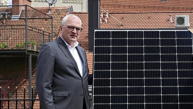 Brauckmann mit einem PV-Modul. Brauckmann mit einem PV-Modul.