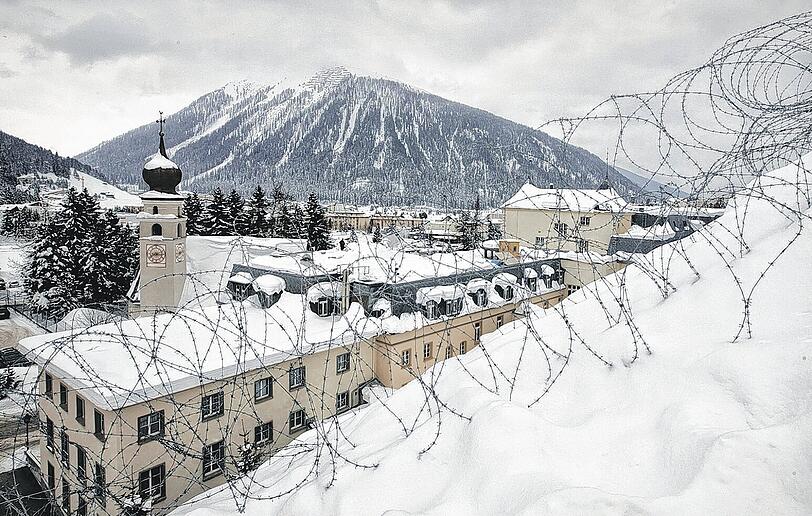 Ausnahmezustand in Davos: Mit Stacheldraht sind die verschneiten Hänge rund um den Ort gesichert, während dort gut 2500 Führer aus Politik und Wirtschaft tagen.