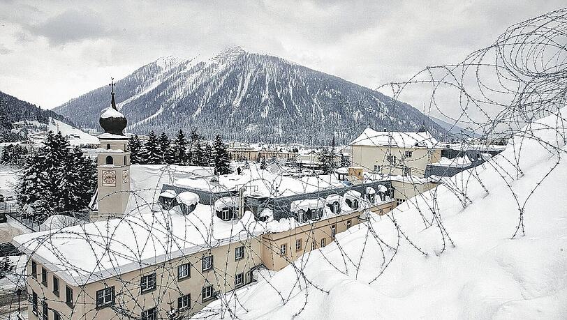 Ausnahmezustand in Davos: Mit Stacheldraht sind die verschneiten Hänge rund um den Ort gesichert, während dort gut 2500 Führer aus Politik und Wirtschaft tagen. Ausnahmezustand in Davos: Mit Stacheldraht sind die verschneiten Hänge rund um den Ort gesichert, während dort gut 2500 Führer aus Politik und Wirtschaft tagen.
