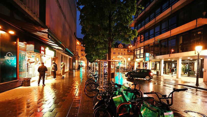 Zur feuchten wie blauen Stunde in der Feilitzschstraße mit Blick Richtung Münchner Freiheit. Viel los ist hier gerade nicht.
