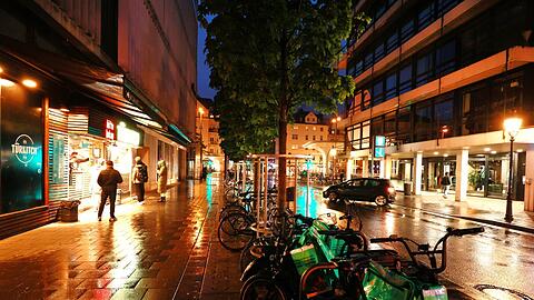 Zur feuchten wie blauen Stunde in der Feilitzschstraße mit Blick Richtung Münchner Freiheit. Viel los ist hier gerade nicht.