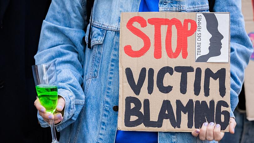 Protest anlässlich des Prozesses nach einer Serie von Vergewaltigungen. Protest anlässlich des Prozesses nach einer Serie von Vergewaltigungen.
