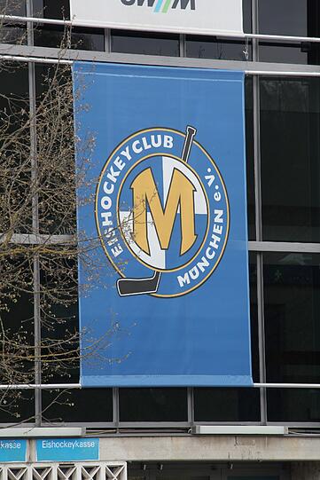 "Rettet München", "Kämpft um unser Leben" und "Der EHC sind nur wir": Das steht auf den Bannern der Fans des EHC. Vor der Olympia-Eishalle demonstrieren sie gegen das Aus des Münchner Eishockey-Vereins.