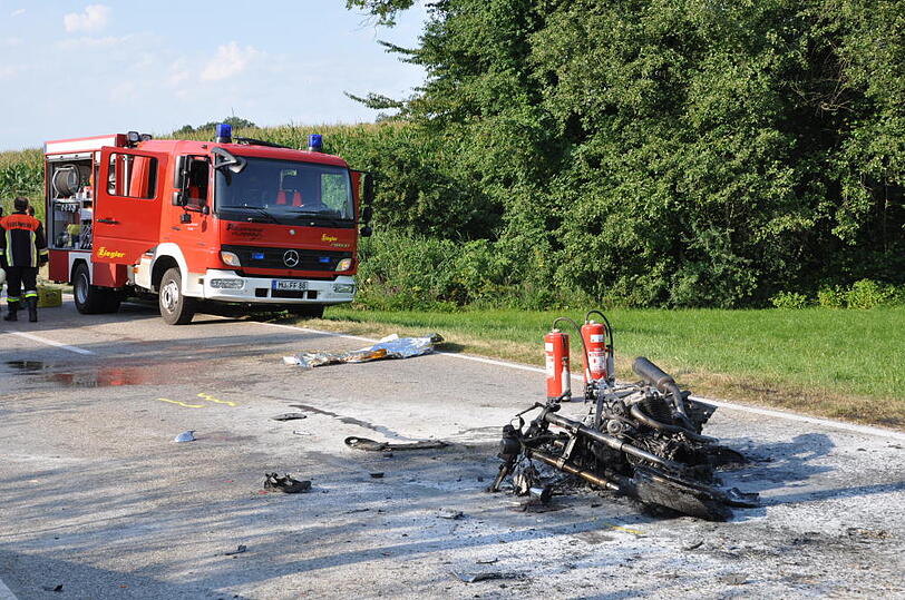 Bei einem Frontalzusammenstoß mit einem Mähdrescher ist am Donnerstag ein Motorradfahrer auf einer Staatstraße bei Polling in Oberbayern ums Leben gekommen.