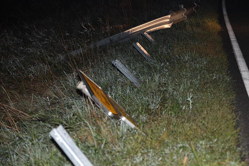 Tragischer Verkehrsunfall bei Attel: Ein 18-Jähriger kam von der B15 ab, prallte gegen die Leitplanke und kam bei dem Unfall ums Leben. Die Bilder vom Unfallort.