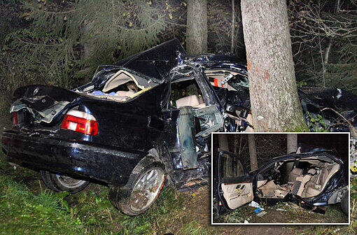 Zwei junge Männer (23 und 24 Jahre alt) rasen in Vilsbiburg in den Tod: Ihr Wagen war von der Straße abgekommen und dann gegen mehrere Bäume geprallt. Die Bilder vom Unfall.