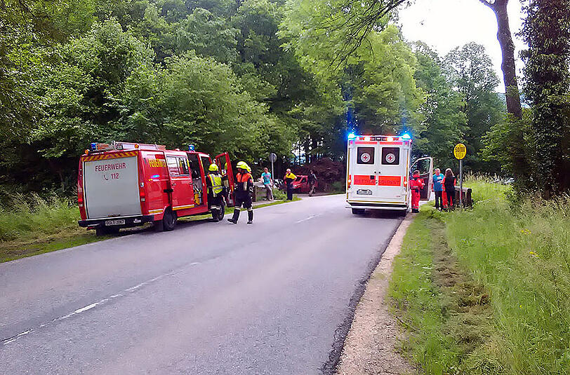 Ein 18-jähriger Fahranfänger stürzte mit seinem Audi in einen Bach. Er wurde leicht verletzt. Die Bilder.