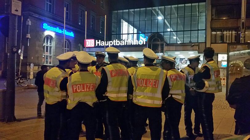 Die Bilder von den Vorbereitungen: Ab 20 Uhr begann die Polizei damit, den Bahnhof abzuriegeln.