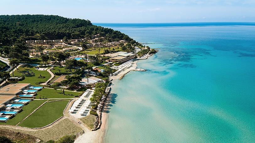 Die weitläufige Anlage des Sani Resorts liegt idyllisch umgeben von Bergen und Wäldern.