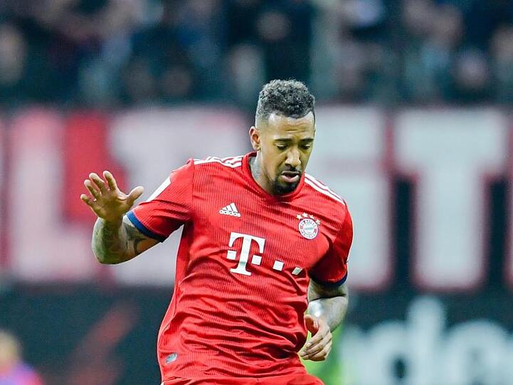 Münchens Jerome Boateng spielt den Ball. Foto: Uwe Anspach/Archivbild