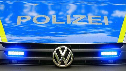 Ein Fahrzeug der Polizei ist im Einsatz. Foto: Jens Wolf/zb/dpa/Symbolbild