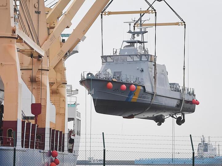 Ein Küstenschutzboot für Saudi-Arabien wird im Hafen auf ein Transportschiff verladen. Die Bundesregierung hat die Rüstungslieferungen an Saudi-Arabien komplett gestoppt.
