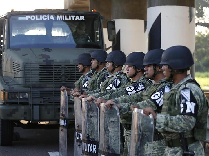Militärpolizisten an einem Einwanderungskontrollpunkt im Ort El Manguito.