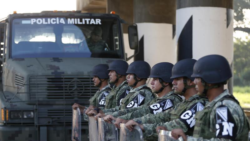 Militärpolizisten an einem Einwanderungskontrollpunkt im Ort El Manguito. Militärpolizisten an einem Einwanderungskontrollpunkt im Ort El Manguito.