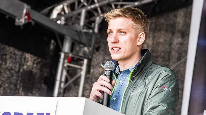 Dominik Krause bei einer Kundgebung für die Solidarität mit Israel. Krause ist aktiv im Kampf gegen Antisemitismus.