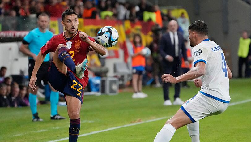 Jesús Navas (l) hofft auf seinen ersten Einsatz im letzten Gruppenspiel der Spanier gegen Albanien.