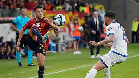 Jesús Navas (l) hofft auf seinen ersten Einsatz im letzten Gruppenspiel der Spanier gegen Albanien.