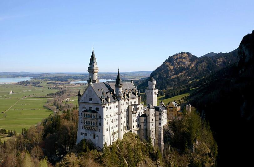 Neuschwanstein sollte aussehen wie eine mittelalterliche Ritterburg. Im Inneren fand sich allerdings von Anfang an viel moderne Technik. Neuschwanstein sollte aussehen wie eine mittelalterliche Ritterburg. Im Inneren fand sich allerdings von Anfang an viel moderne Technik.