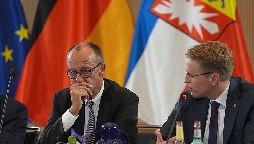 Daniel Günther (r) sprach bei "Inas Nacht" auch über Friedrich Merz. Daniel Günther (r) sprach bei "Inas Nacht" auch über Friedrich Merz.
