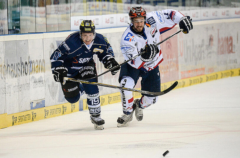 Brooks Macek (rechts) - hier im Duell mit dem Ingolstädter Christoph Gawlik - war in dieser Saison erfolgreichster Torschütze der Iserlohn Roosters.