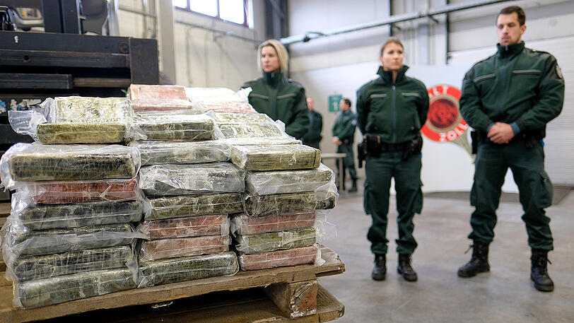 Der Zoll am Hamburger Hafen entdeckte am Freitag in einem Container über 700 Kilogramm Kokain. Ein Rekord-Fund für die Beamten.