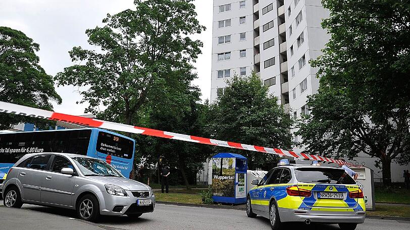 Zwei Wochen nach dem verheerenden Londoner Hochhausbrand mit mindestens 79 Toten wird das Hochhaus in Wuppertal geräumt.