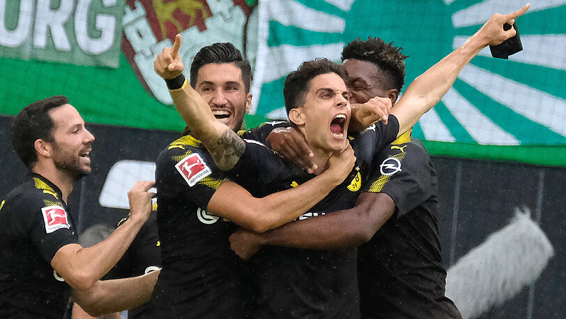 Dortmunds Marc Bartra (Dritter von links) bejubelt sein Tor zum 2:0 gegen den VfL Wolfsburg - mit Gonzalo Castro, Nuri Sahin und Dan-Axel Zagadou (von links).