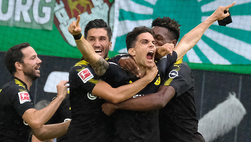 Dortmunds Marc Bartra (Dritter von links) bejubelt sein Tor zum 2:0 gegen den VfL Wolfsburg - mit Gonzalo Castro, Nuri Sahin und Dan-Axel Zagadou (von links). Dortmunds Marc Bartra (Dritter von links) bejubelt sein Tor zum 2:0 gegen den VfL Wolfsburg - mit Gonzalo Castro, Nuri Sahin und Dan-Axel Zagadou (von links).