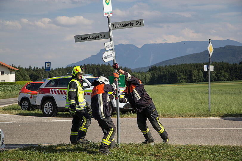 Bei einem Unfall an einer Kreuzung in Weildorf ist am Freitag eine Person schwer verletzt worden. Ein Mercedes-Fahrer hatte einen Skoda übersehen - es kam zum Zusammenstoß.