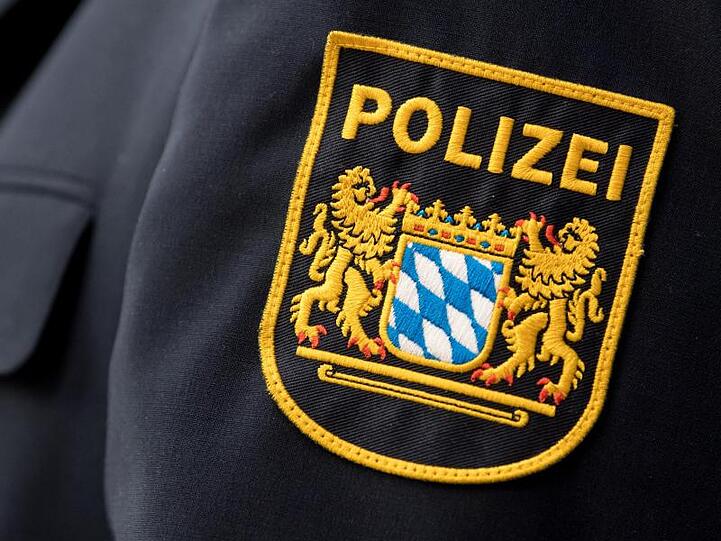 Das Wappen der bayerischen Polizei auf einer Uniform. Foto: Sven Hoppe/dpa