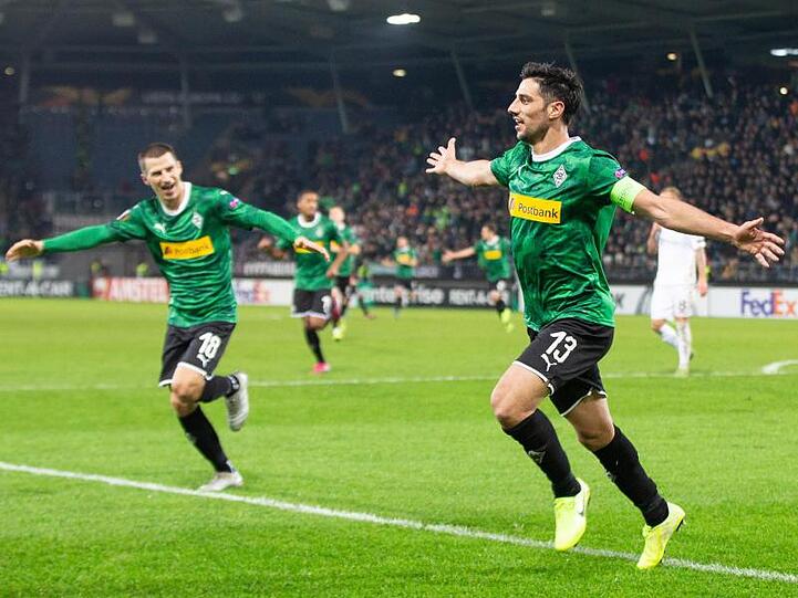 Gladbachs Lars Stindl (r) jubelt mit Stefan Lainer über den Treffer zum 1:0.