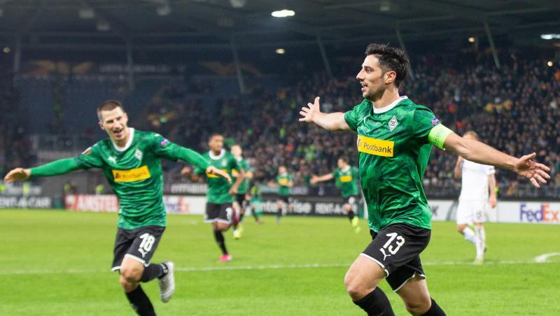 Gladbachs Lars Stindl (r) jubelt mit Stefan Lainer über den Treffer zum 1:0. Gladbachs Lars Stindl (r) jubelt mit Stefan Lainer über den Treffer zum 1:0.