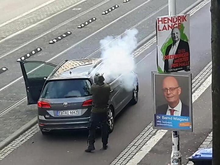 Das Videostandbild zeigt die Schüsse von Halle.