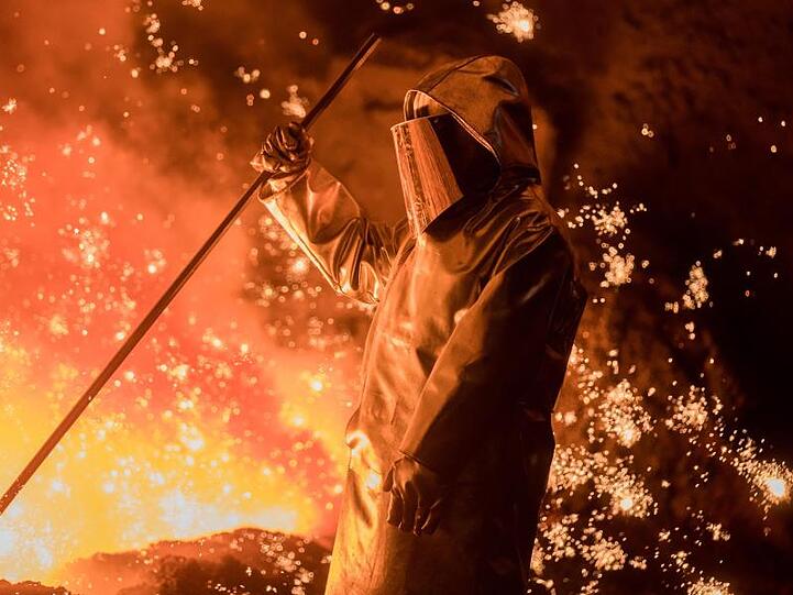 Ein Hochöfner arbeitet am Hochofen 2 im Werk Schwelgern von Thyssenkrupp. Hier wird Roheisen produziert.