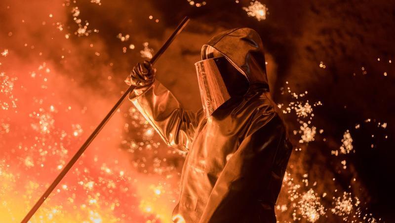 Ein Hochöfner arbeitet am Hochofen 2 im Werk Schwelgern von Thyssenkrupp. Hier wird Roheisen produziert. Ein Hochöfner arbeitet am Hochofen 2 im Werk Schwelgern von Thyssenkrupp. Hier wird Roheisen produziert.