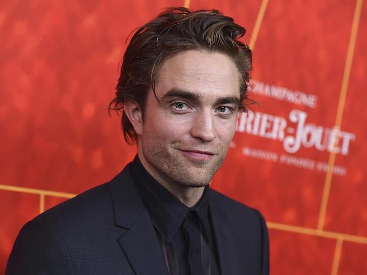 Robert Pattinson ist vor allem für seine Rolle als Vampir Edward Cullen in den "Twilight"-Filmen bekannt. Nun legt er sich den Mantel des Batman um.