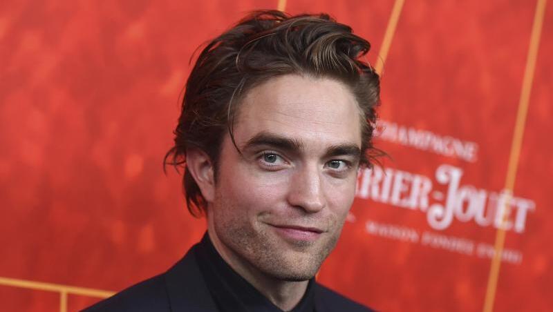Robert Pattinson ist vor allem für seine Rolle als Vampir Edward Cullen in den "Twilight"-Filmen bekannt. Nun legt er sich den Mantel des Batman um. Robert Pattinson ist vor allem für seine Rolle als Vampir Edward Cullen in den "Twilight"-Filmen bekannt. Nun legt er sich den Mantel des Batman um.