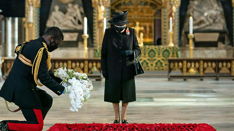 Queen Elizabeth II. mit Mund-Nasen-Schutz in der Westminster Abbey in London