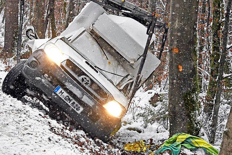Der Fahrer musste aus dem Transporter befreit werden.